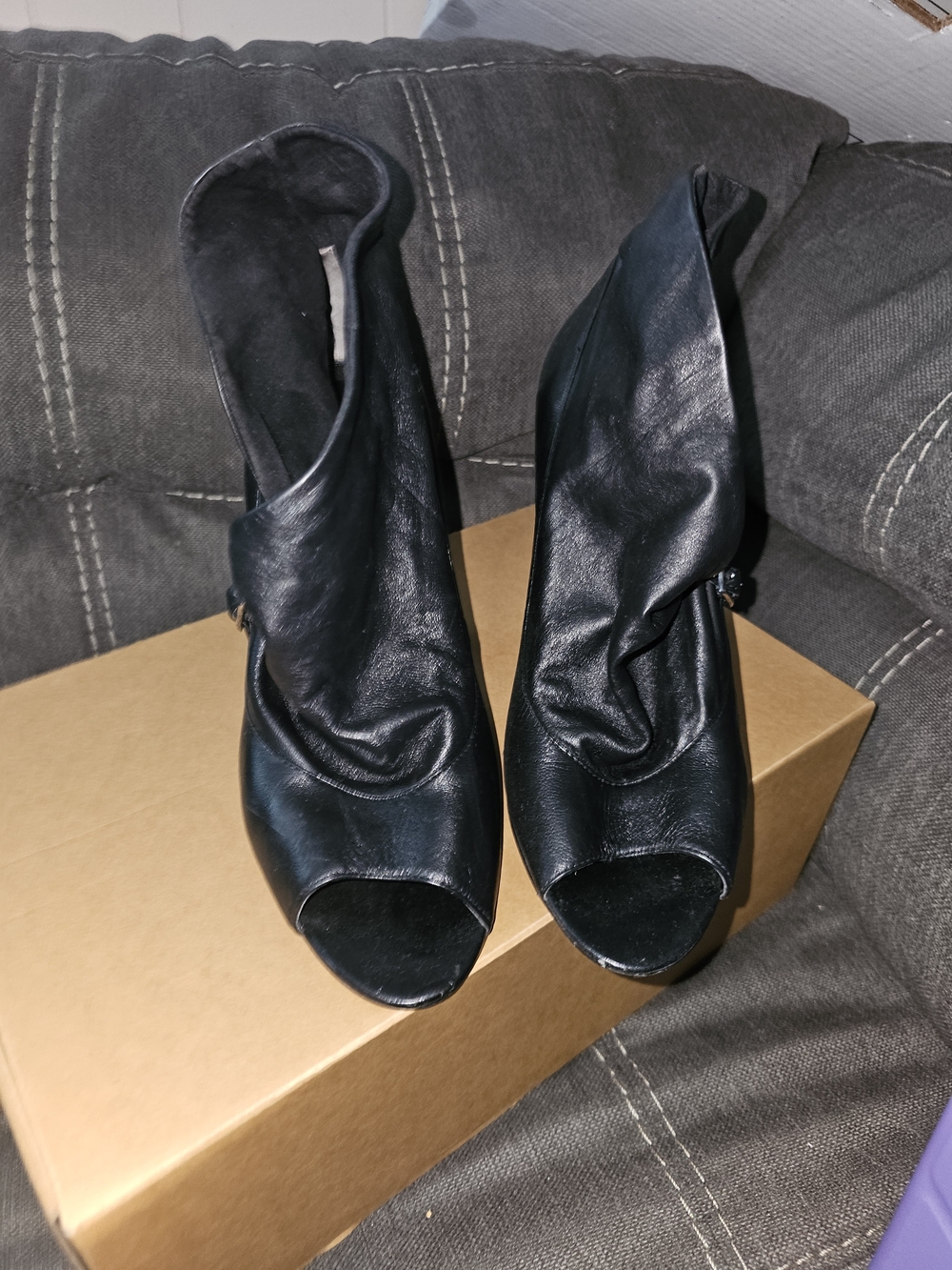 Nine West Black Leather Open-Toe Slouch Heels